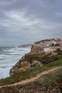 Portekiz, Colares 'de bulunan Azenhas do Mar' daki sahil yolu.