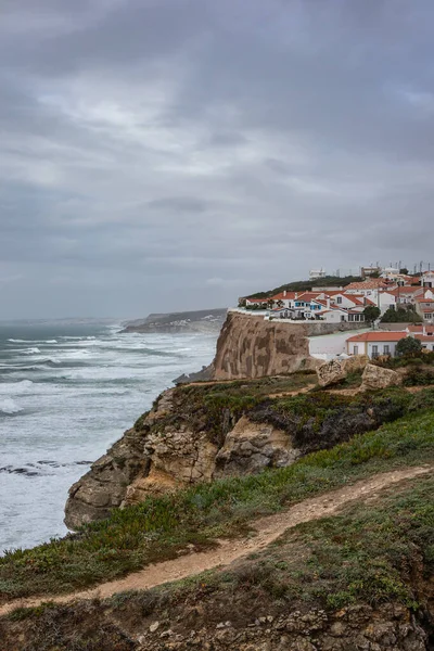 Portekiz, Colares 'de bulunan Azenhas do Mar' daki sahil yolu.