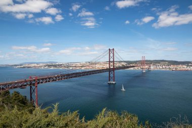 Ponte 25 de Abril asma köprüsü Tagus üzerinde güneşli bir günde, Lizbon, Portekiz