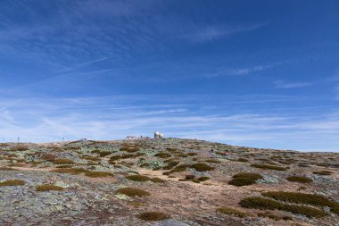 Güneşli bir günde Serra da Estrela 'nın en yüksek noktasına yürümek, Portekiz