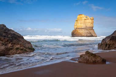 Sabahın erken saatlerinde Gibson Sahilinde 12 Havarinin yanında, Büyük Okyanus Yolu, Victoria, Avustralya