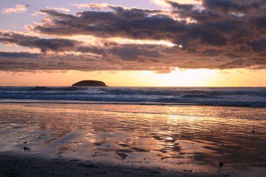 Avustralya, Queensland 'da, Gold Coast' ta büyülü bir gün doğumu.