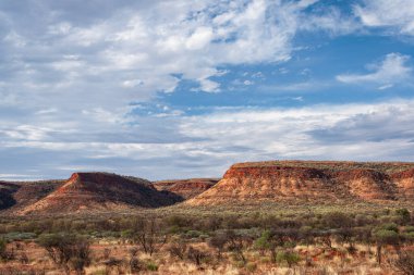 Kızıl Merkez manzarası boyunca nefes kesici çöl yolu, Kuzey Bölgesi, Avustralya
