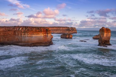 Loch Ard Gorge Büyük Okyanus Yolu 'ndaki sütunları aşındırdı, Victoria, Avustralya