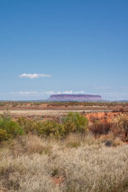 Issız Kuzey Bölgesi, Avustralya 'da tek başına duran bir Conner Dağı.