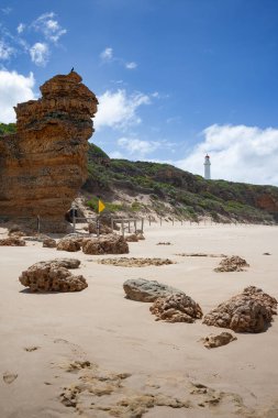 Split Point deniz fenerli Majestic Sentinel Rock Melbourne, Victoria, Avustralya yakınlarındaki kireçtaşı kayalıklarda yer alıyor.