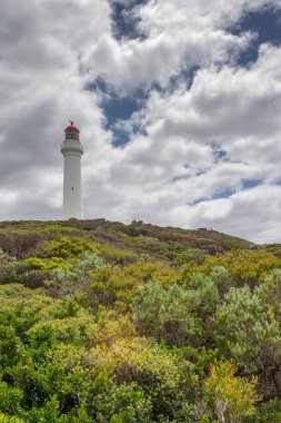 Melbourne, Victoria, Avustralya yakınlarındaki kireçtaşı kayalıklarındaki Majestic Split Point deniz feneri