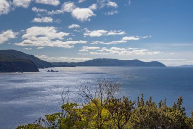Cape Hauy Pisti, Tazmanya, Avustralya 'dan çekilen Tasman Ulusal Parkı' nın çarpıcı manzarası