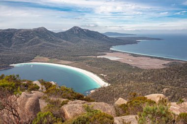 Freycinet Ulusal Parkı, Tazmanya, Avustralya 'daki Amos Dağı' nın tepesinden çarpıcı bir manzara.