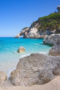 İzole edilmiş Cala Goloritze Baunei yakınlarındaki Orosei Körfezi, Sardunya, İtalya