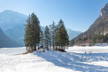 Beyaz kar örtüsünün altında Lago del Predil, Udine, İtalya