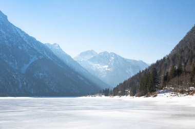 Lago del Predil İtalya, Udine 'de bir buz tarlasının altında