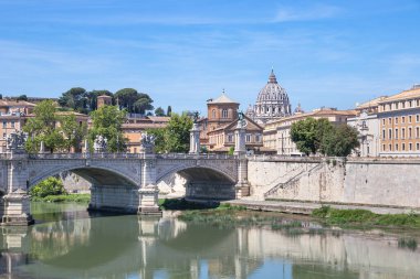 Ponte Vittorio Emanuele II Tiber Nehri boyunca Roma, Lazio, İtalya 'da yer almaktadır.