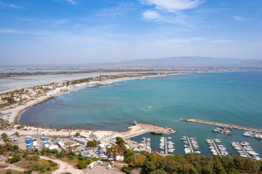Cagliari yakınlarında Spiaggia del Poetto, Sardinya, İtalya