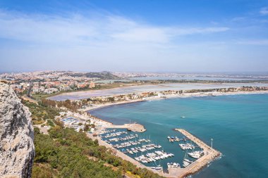 Spiaggia del Poetto 'ya doğru yükselen manzara, Sardunya, İtalya