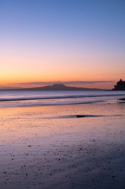 Long Bay, Auckland, Yeni Zelanda manzaralı Rangitoto Adası üzerinde muhteşem bir gün doğumu.