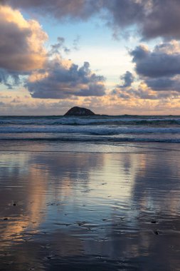 Gün batımında bulutlarla kaplı Maori Körfezi