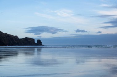 Bethells Sörf Sahili, Auckland, Yeni Zelanda 'da akşam havası