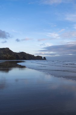 Bethells Sörf Sahili, Auckland, Yeni Zelanda 'da akşam dalgaları