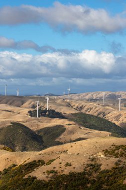 Te Kamaru rüzgar türbinleri Wellington, Yeni Zelanda yakınlarında bulutlu bir günde