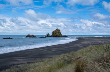 Aucklands Batı Yakası Whatipu Sahili, Yeni Zelanda 'daki Ninepin Rock deniz feneri.
