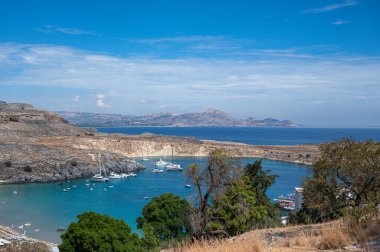 Rodos 'taki güzel Lindos plajı güneşli bir günde çekildi.