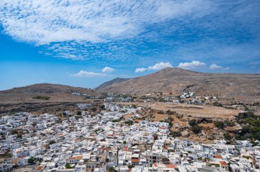 Yunanistan 'ın Rodos adasında yer alan Lindos kasabasının geniş manzara manzarası
