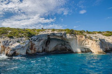 Güneşli bir günde çekilen Zakynthos 'un Mavi Mağaraları