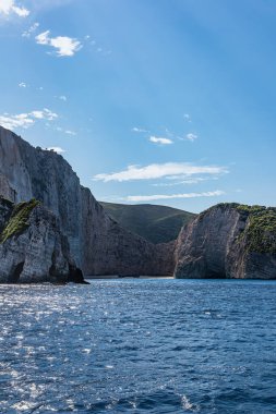 Güneşli bir günde çekilen ünlü Navagio Sahili 'nin güzel kıyıları