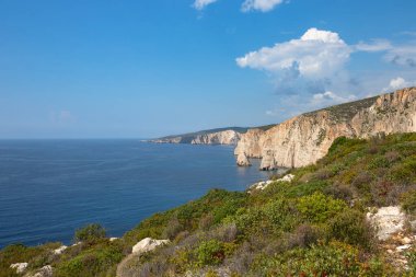 Yunanistan 'ın Zakynthos adasındaki yüksek Plakaki kayalıklarının panoramik manzarası
