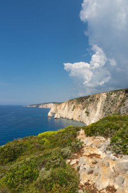 Plakaki Sahili yakınlarındaki Cliffy sahil şeridi. Yunan Zakynthos adasında.