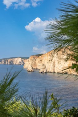 Yunanistan 'ın Zakynthos adasındaki Plakaki Sahili yakınlarındaki güzel deniz yığınlarının çerçeveli görüntüsü.
