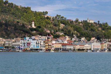 Güneşli bir günde yakalanan Zakynthos Kasabası Panoraması. Yunanistan 'ın Zakynthos adasında yer almaktadır..