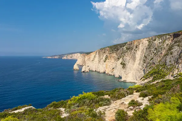 Yunanistan 'ın Zakynthos adasındaki Plakaki Sahili' ne doğru bir yürüyüşün başlangıcı
