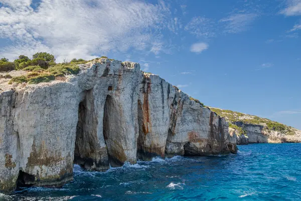 Yunanistan 'ın Zakynthos Adası' nda güneşli bir günde çarpıcı Portomos mağaraları