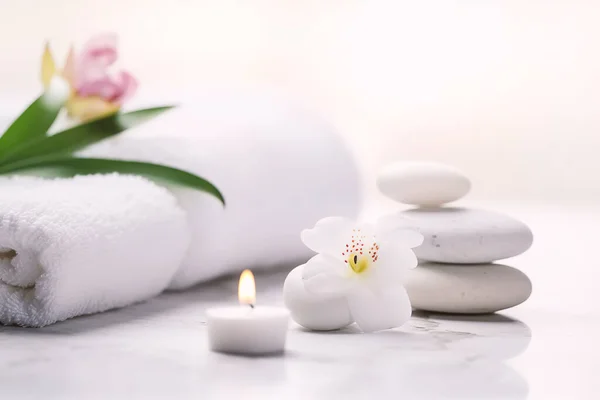 Spa Still Life White Towels Candles Flowers Zen Spa Setting — Stock Photo, Image
