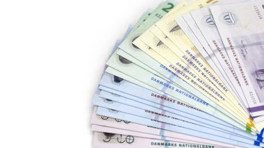 Danimarka Kronu döviz banknotlarının çeşitli banknotlar halinde hayran düzenlemesi