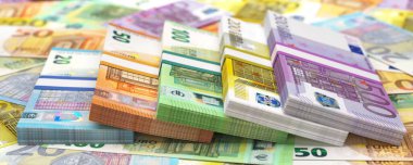 Bölünmüş avro para biriminde yığınla euro banknotları.