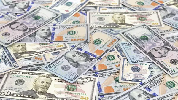 100, 50, 20, 10 ve 5 dolarlık banknotlar dahil olmak üzere farklı banknotlar halinde Amerikan dolarları..