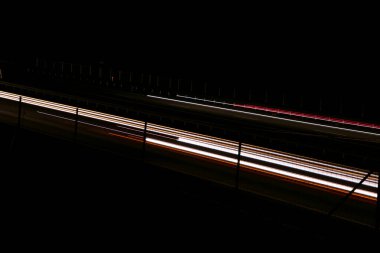 Gece arabaların ışıkları. uzun pozlama