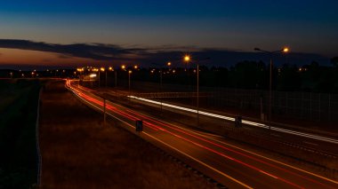Gece arabaların ışıkları. uzun pozlama