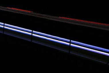 Gece arabaların ışıkları. uzun pozlama