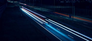 Gece arabaların ışıkları. uzun pozlama