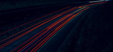 Gece arabaların ışıkları. uzun pozlama