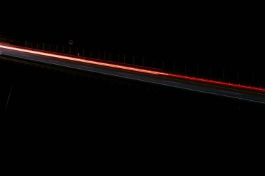 Gece arabaların ışıkları. uzun pozlama