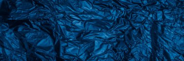 Kırışık mavi folyo ve görünür detaylar. arkaplan veya doku
