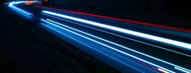 Gece arabaların ışıkları. uzun pozlama