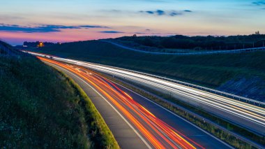 Gece arabaların ışıkları. uzun pozlama