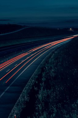 Gece arabaların ışıkları. uzun pozlama
