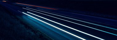 Gece arabaların ışıkları. uzun pozlama